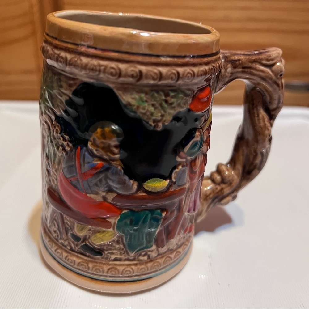 Vintage ceramic beer mugs. Set of four mismatched mugs. - Picture 12 of 16